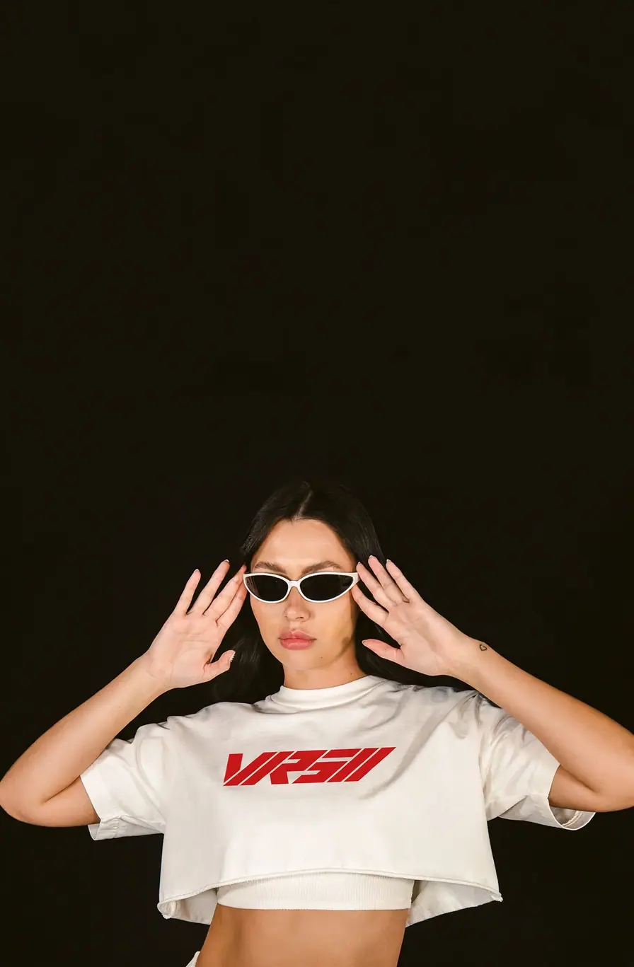BABY V en hueso, estampado VRSN rojo al frente